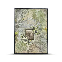Grün-graue Mixed-Media-Karte mit Vintage-Fotoausschnitt zweier Mädchen, gelben Blüten und der Waben-Zahlen-Stanzform