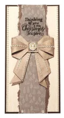 Karte 'Thinking of you this Christmas Season' mit gefalteter Papierschleife, Perlenband und Strass-Applikation.