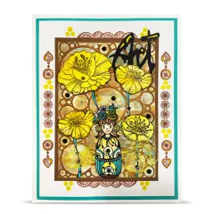 Beispielkarte mit gestickten gelben Mohnblüten, „Art"-Schriftzug und kleiner Matroschka-Figur