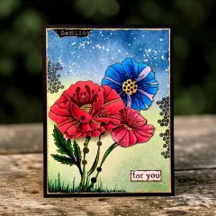 Grußkarte mit blauer und pinkfarbener Mohnblüte auf dunklem Hintergrund und Stempel „for you"