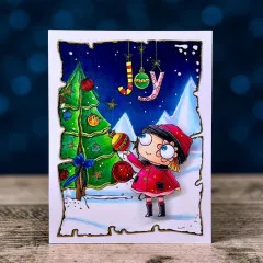 Pergament-Karte mit Tannenbaum, JOY-Buchstaben und der Mädchenfigur vor schneebedeckten Bergen.