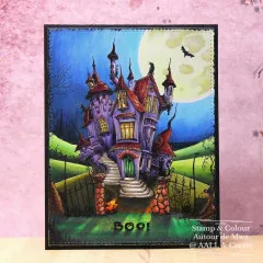 Kolorierte Karte mit dem Spukhaus-Motiv in Blau-Lila-Tönen vor grüner Hügellandschaft und Vollmond, Schriftzug Boo!