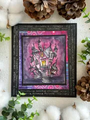 Kolorierte Karte mit dem Spukhaus-Motiv in Pink-Lila-Aquarelltönen, umrahmt von Wattekugeln und Zapfen