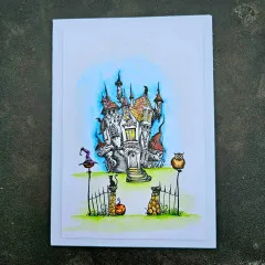 Blaugetönte Karte mit dem Spukhaus-Motiv, schmiedeeisernem Zaun, Kürbis, Katze und Eule auf Zaunpfosten