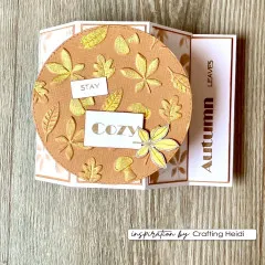 Runde Faltkarte mit goldgeprägtem Blättermuster auf Karamellton und Schriftzug 'Stay Cozy'