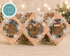 Faltkarte mit Silberfolie und Motiv dreier Weihnachtsstrümpfe an Girlande mit Mäusen
