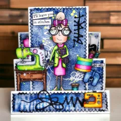 Kolorierte Stufenkarte in Jeansblau-Optik mit der Näh-Figur, Nähmaschine und Schriftzug I'll leave you in stitches