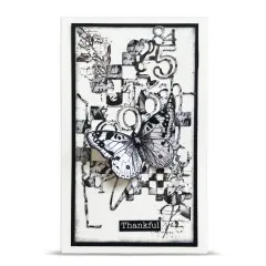 Schwarz-weiße Karte mit großem Schmetterling, der Karo-Buchstaben-Stanzform und Wortsticker „Thankful"
