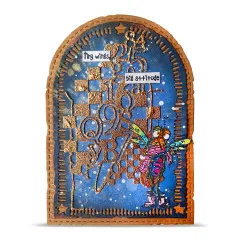 Blaue Bogenkarte mit goldener Karo-Buchstaben-Stanzform, gestempelter Cartoon-Fliegenfigur und Wortstickern „tiny wings, big attitude"