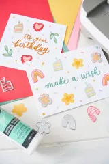 Grußkarten mit den Sprüchen 'It's Your Birthday' und 'Make A Wish' sowie Kuchen- und Regenbogenmotiven