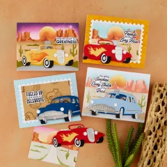 Fünf fertige Grußkarten mit Oldtimer-Motiven (Hot Rod, Limousine) vor Wüstenlandschaft mit Kakteen und Felsformationen, mit Sprüchen wie Friends for the Long Haul und Fueled Up and Ready to Celebrate