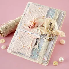 Detailaufnahme des fertigen Journal-Cover-Projekts mit Schneiderpuppen-Applikation, Blüte, Anhänger-Charm, Garnrolle und Schriftzug Document Every Story