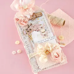 Detailaufnahme eines fertigen dekorativen Anhängers (Tag) mit geprägter Fläche, Vintage-Schere, Rosenblüten, Schmetterlingen und Schriftzug Believe in the magic your hands create
