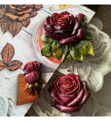 Drei bemalte Rosen aus der Katy Sue Silikonform in dunklem Rot