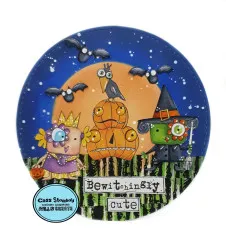 Runde gestaltete Karte mit Kürbis-Stacking-Motiv, Hexenhut, Blüten, Fledermäusen und Bewitchingly Cute Text