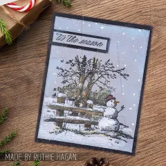 Karte mit koloriertem Schneemann am Zaun im Schnee und Etikett tis the season