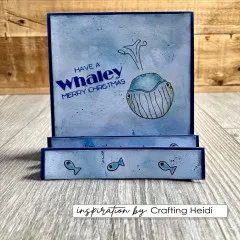 Blaue Stufenkarte mit gestempeltem Wal, kleinen Fischen und Whaley Merry Christmas Text