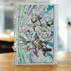 Mixed-Media-Projekt: Weiße Blüten mit Blattwerk, farbige Strahlen türkis-violett-grün, gepunktete Textur, Infinity-Text