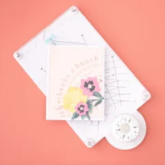 Weiß gerahmtes Scrapbooking-Bild mit gestempeltem Blumenkranz in Rosa, Photo und Schmetterlingsdekorationen