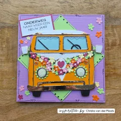 Lila Karte mit orangefarbenem Hippie Bus, bunten Blüten, Herz und Grußtext