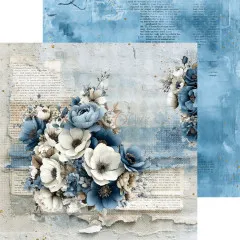 Blau-weißes Anemonen-Bouquet vor vergilbtem Notenblatt- und Zeitungstext-Hintergrund