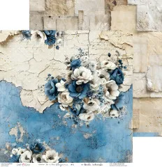 Blau-weißes Blumenbouquet auf zerrissener, zweifarbiger Putzwand in Creme und Blau