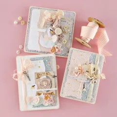 Alle sechs Einzelprodukte des Bundles: Stempelkissen, Press+Foil-Set, Stanzformen und Prägefolder.