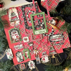 Anwendungsbeispiel: Chipboard-Teile auf weihnachtlicher Kartengestaltung mit Schottenkaro-Papier, grünen Polka-Dot-Rahmen und weihnachtlichen Motiven in praktischer Anwendung.