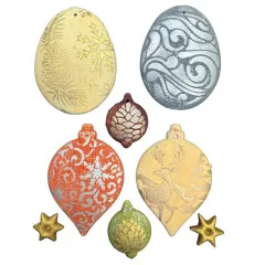 Bemaltes Ergebnis der Stamperia Silikonform 'Christmas Balls' mit bunten Ornament-Mustern.