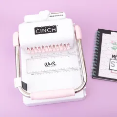 Cinch Book Binding Tool weiß-rosa mit geöffneter Stanzleiste und sichtbarer Messskala