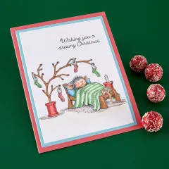 Weihnachtskarte mit koloriertem Motiv von Mudpie unter dem Strumpf-Baum und Kerze
