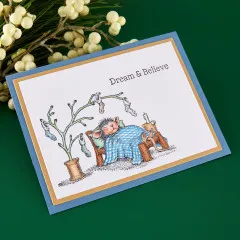 Weihnachtskarte mit koloriertem Motiv und Schriftzug „Dream & Believe“ auf blauem Hintergrund