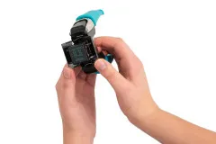 Zwei Hände halten geschlossenen Corner Chomper in schwarzem und türkisem Design, Detailansicht des Werkzeugs