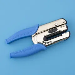 Crop-A-Dile Power Punch Lochstanze mit blauen Griffen auf blauem Hintergrund
