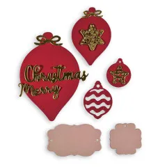 Fertig gestanzte Christbaumkugeln mit Schriftzug 'Christmas Merry' aus der Stanzschablone 'Merry Christmas'.
