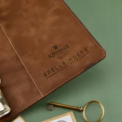Nahaufnahme des geprägten "Keepsake Studio by Spellbinders"-Logos auf der Lederinnenseite des Ringbuchs