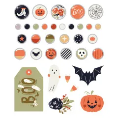 Nahaufnahme der Halloween-Brads und Chipboard-Teile „Frightful Fun": Hexenschuh, Kürbis, Fledermaus, Geist und Anhänger „Boo".