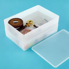 Offene Schale mit Siegelwachs-Set, goldenem Löffel und Wachsstempel