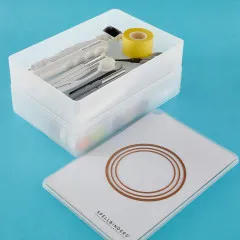 Offene Schale mit Werkzeugen, Klebeband, Pinseln und Scheren für die Bastelorganisation