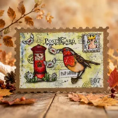 Dekorierte Postkarte mit Vogel, rotem Briefkasten und herbstlicher Deko