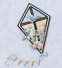 Drachen-Stanzteil dekoriert mit Wal, Seepferdchen, Anker und Muscheln als Meeresmotiv-Collage
