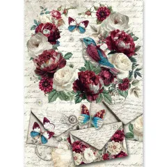 Reispapierbogen mit Rosenkranz, blauem Vogel und Schmetterlingen über zwei blumenverzierten Vintage-Briefumschägen.