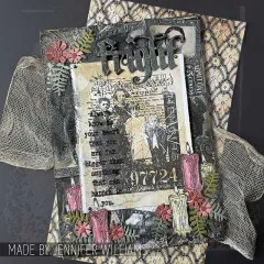 Detailreiche Halloween-Karte mit Schriftzug und Kerzendekoration
