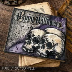 Dunkle Halloween-Karte mit Totenköpfen auf alten Buchseiten