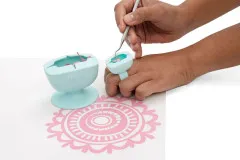 Hände mit Ring- und Desktop-Sammler beim Weeding über rosa Vinyl-Motiv, beide Werkzeuge im Einsatz