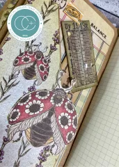 Journaldetail mit gestempeltem Marienkäfer, Balance-Etikett und Kräutern