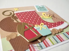 Schrägansicht der Karte mit gestanztem Stiefel, goldener Mitra und Geschenken