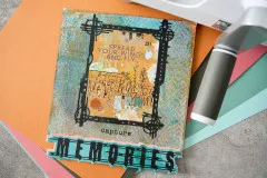 Nahansicht der Mixed-Media-Seite mit dem Rahmen mit Eckmotiven, capture und Memories in Türkis
