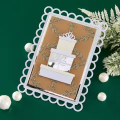 Detailaufnahme der ovalen Geschenkschachtel mit Streudekoration, Mini-Geschenken und Nikolausmütze.