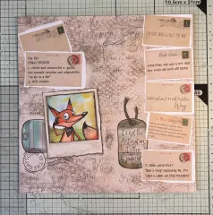 Nahaufnahme: Gestaltete Seite mit Postkarten, Fuchs-Illustration, handgeschriebenem Text und strukturiertem Hintergrund